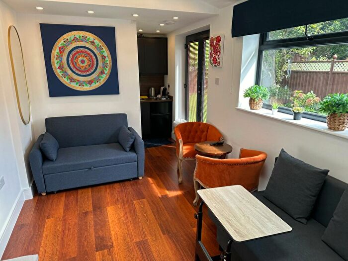 Studio To Rent In Hendale Avenue, Hendon, London, NW4