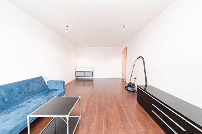 3 Bedroom Flat To Rent In Yeoman Street, London, SE8