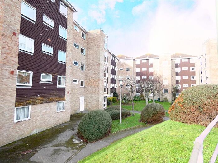 2 Bedroom Flat To Rent In Gale Moor Avenue, Gosport, PO12