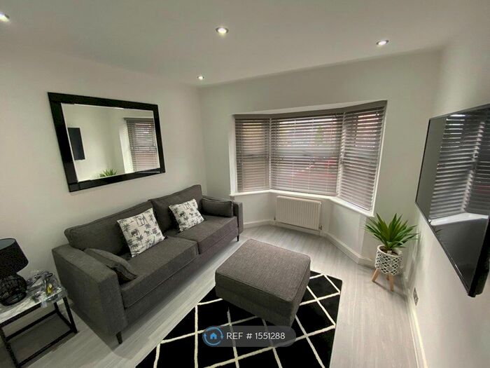 2 Bedroom Flat To Rent In Derwentwater Grove, Leeds, LS6