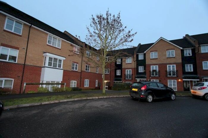 2 Bedroom Flat To Rent In Plomer Avenue, Hoddesdon, EN11