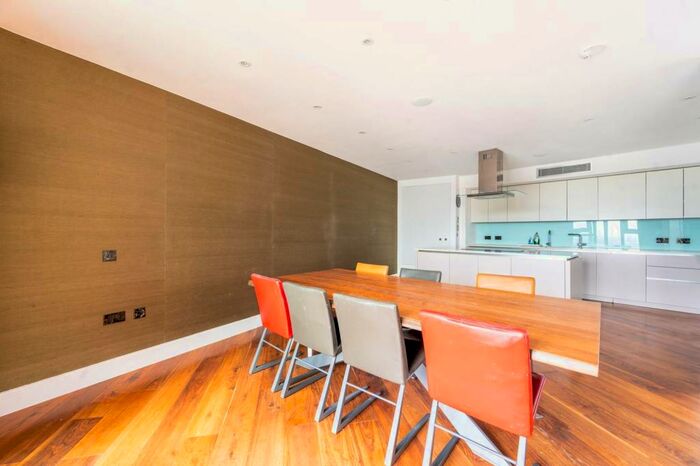 4 Bedroom Flat To Rent In Lombard Road, Battersea, London, SW11