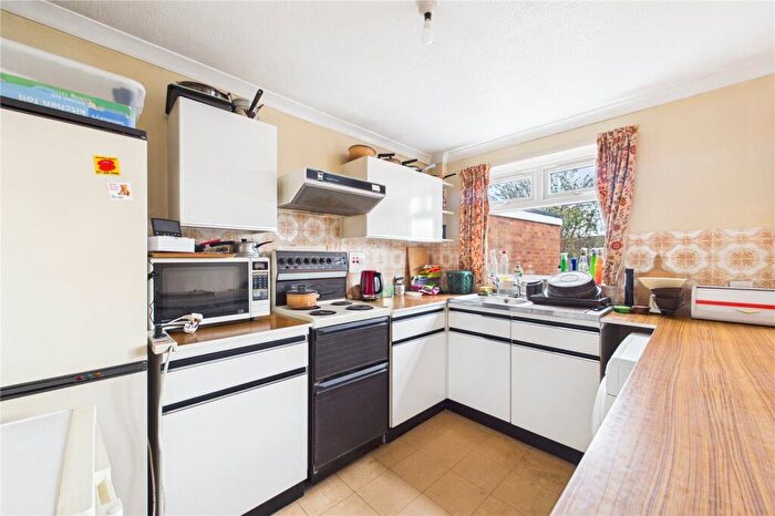 3 Bedroom Semi-Detached House For Sale In Sutherland Grove, Calcot, Reading, Berkshire, RG31 - Photo 3