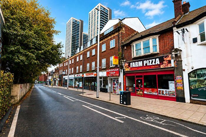 2 Bedroom Flat To Rent In Chapel Street, Woking, Surrey, GU21