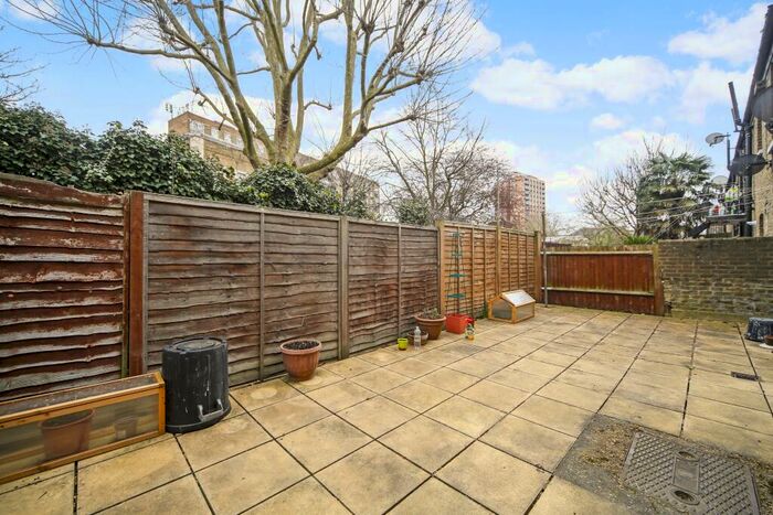 2 Bedroom Flat To Rent In Garden Flat, Reform Street, SW11