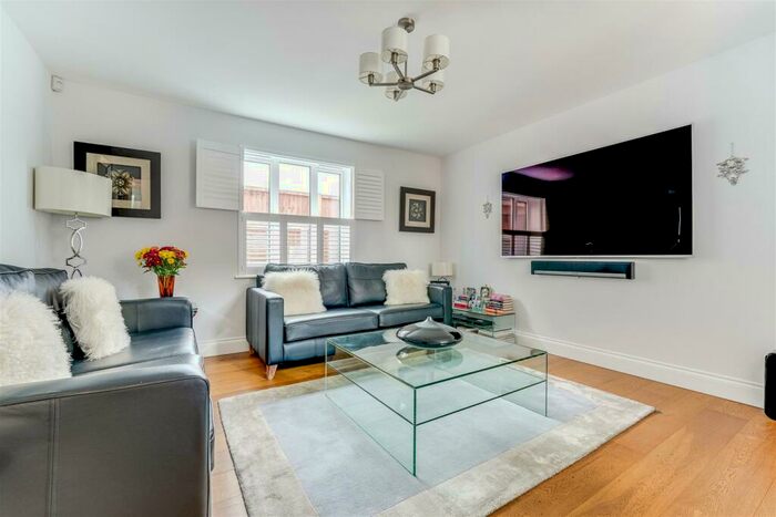 4 Bedroom Detached House For Sale In Oak Tree Close, Nazeing, EN9