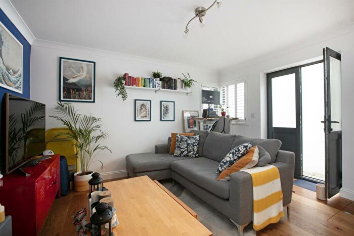 1 Bedroom Flat For Sale In Elmington Road, Camberwell, SE5
