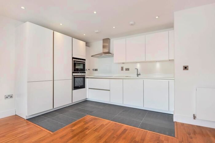 2 Bedroom Flat To Rent In B Hill Avenue, Amersham, HP6