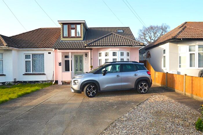 2 Bedroom Chalet For Sale In Oxford Road, Rochford, Essex, SS4