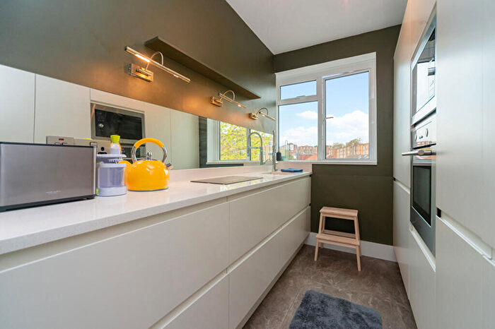 1 Bedroom Flat For Sale In Fairhazel Gardens, South Hampstead, London, NW6
