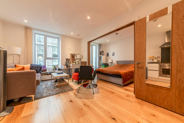 Apartment To Rent In Sovereign Tower, Emily Street, Canning Town, London, E16