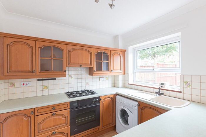3 Bedroom Flat To Rent In Mansell Drive, Newbury, RG14