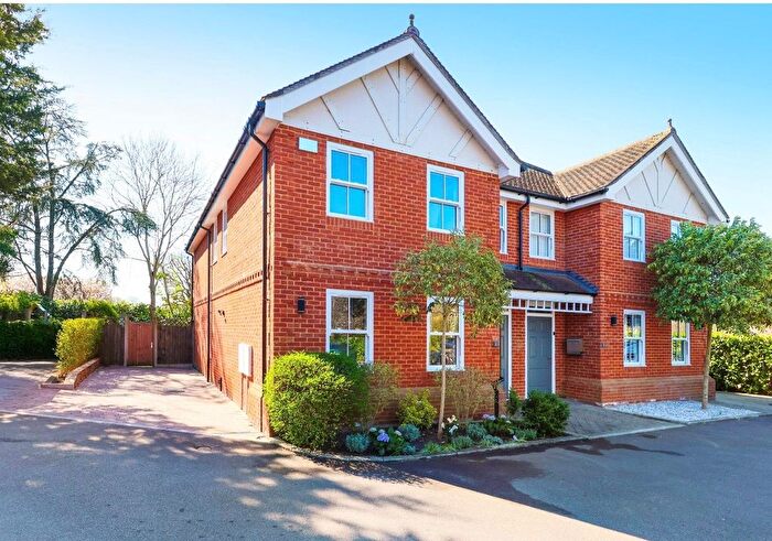 4 Bedroom Semi Detached House For Sale In Rowtown, Surrey, KT15