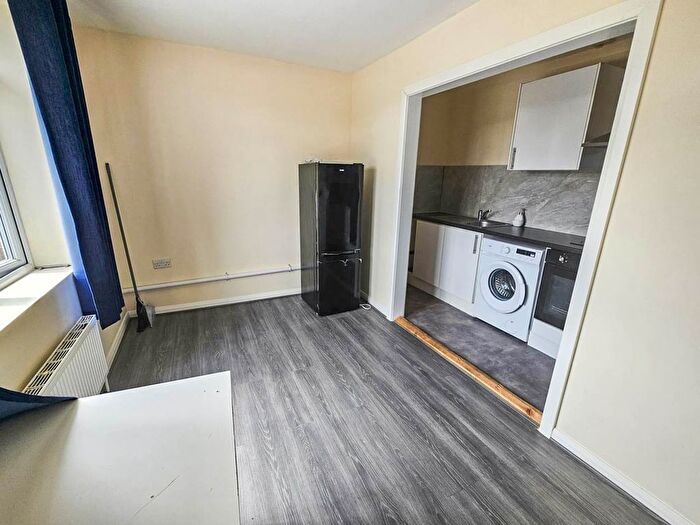 2 Bedroom Flat To Rent In Zealand Avenue, Harmondsworth, West Drayton, UB7