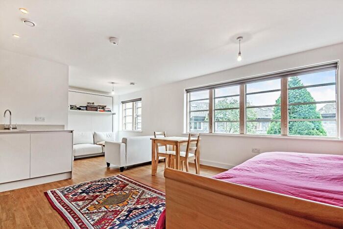 Flat To Rent In Mildmay Avenue, London, N1