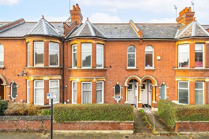 3 Bedroom Flat To Rent In Telferscot Road, Balham, SW12