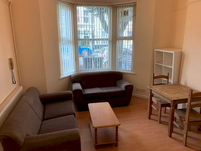 1 Bedroom Flat To Rent In Connaught Road, Cardiff, CF24