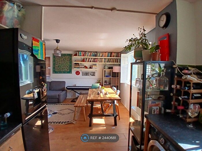 2 Bedroom Flat To Rent In Park Close, London, E9