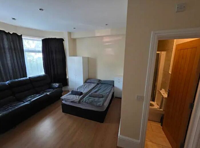 7 Bedroom Semi-Detached House To Rent In Bradford Road, London, IG1