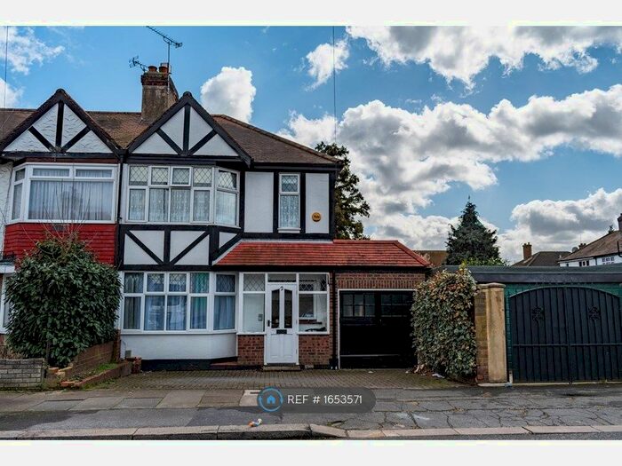 3 Bedroom End Of Terrace House To Rent In Trelawney Road, Ilford, IG6