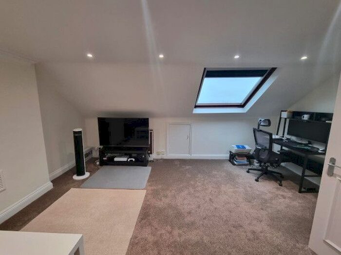 1 Bedroom Flat To Rent In Hale Lane, Mill Hill, NW7