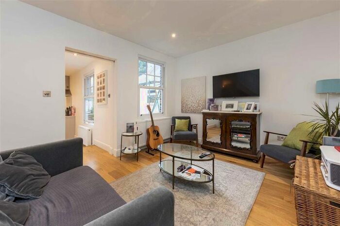3 Bedroom Flat To Rent In Darell Road, Kew, Richmond, TW9