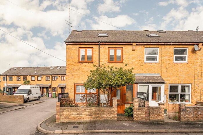 3 Bedroom House To Rent In Woodseer Street, Bricklane, E1
