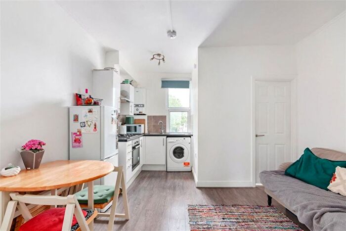 2 Bedroom Flat To Rent In Streatham High Road, Streatham Station, SW16