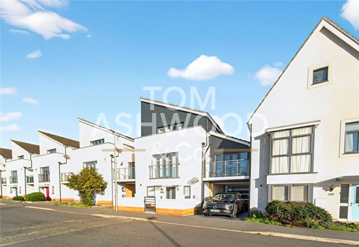 5 Bedroom Link Detached House For Sale In Bellhouse Avenue, Aveley, Essex, RM15