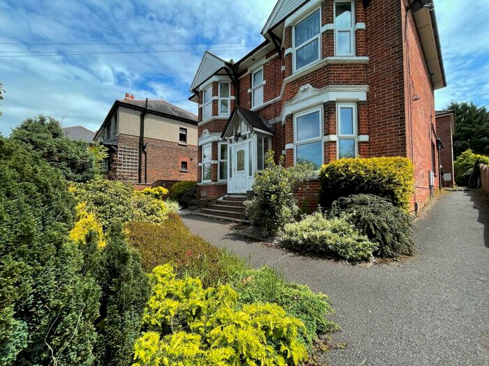 2 Bedroom Flat To Rent In Whitworth Crescent, Southampton, SO18