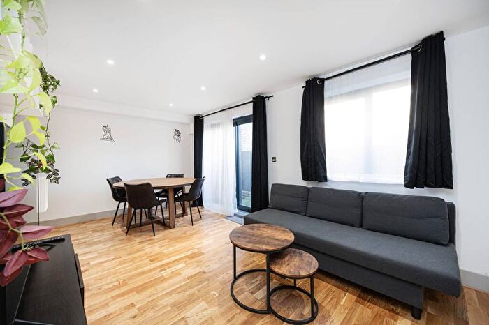 1 Bedroom Flat For Sale In Bromehead Road, Whitechapel, London, E1