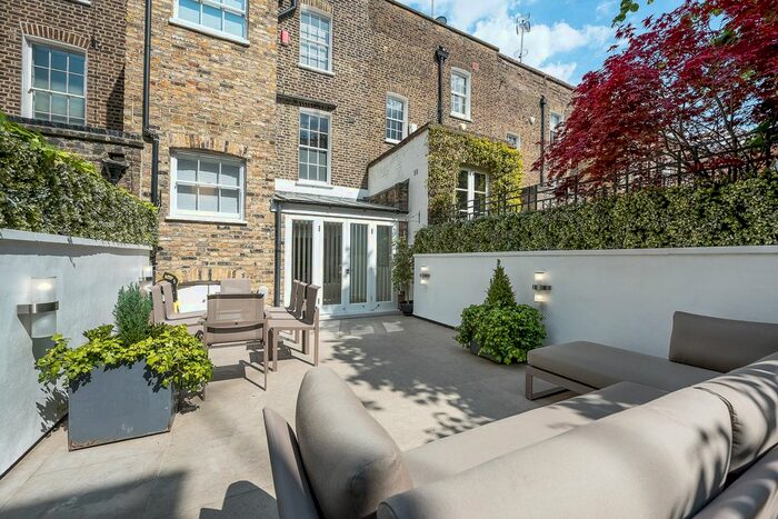 4 Bedroom Flat To Rent In Trevor Square, London, SW7