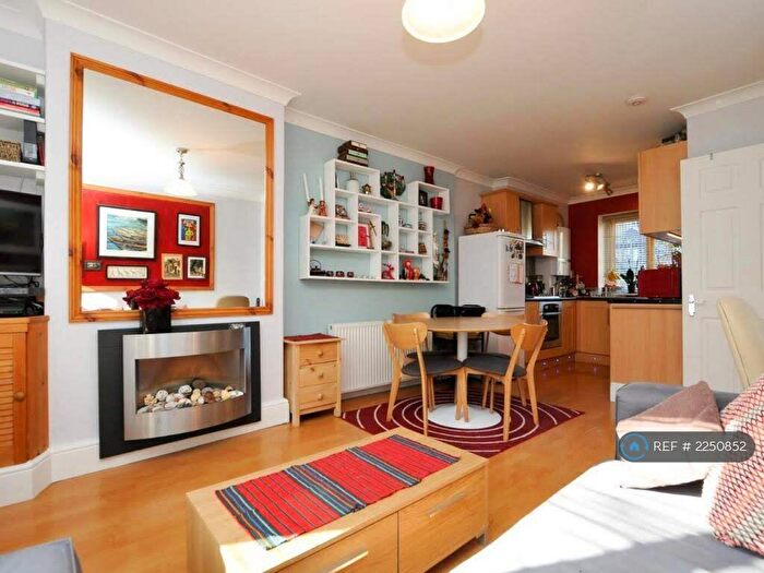 2 Bedroom Flat To Rent In Southgate Court, London, N1