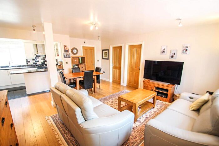 2 Bedroom Maisonette To Rent In Upper Farm Road, West Molesey, KT8