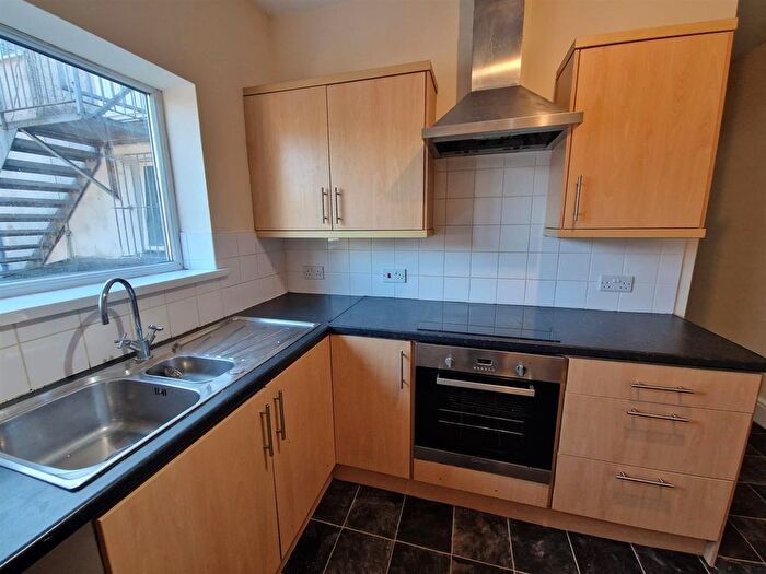 2 Bedroom Flat To Rent In Carnglas Road, Sketty, Swansea, SA2