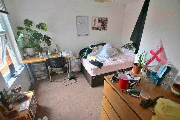 6 Bedroom Terraced House To Rent In Donnington Gardens, Reading, RG1