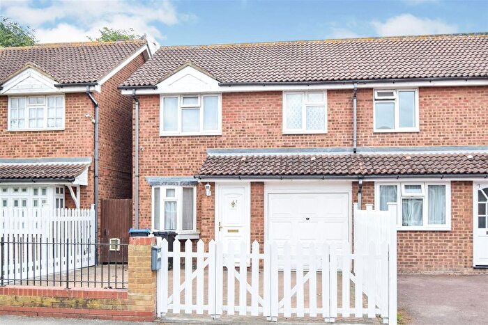 3 Bedroom Property To Rent In Veals Mead, Mitcham, CR4
