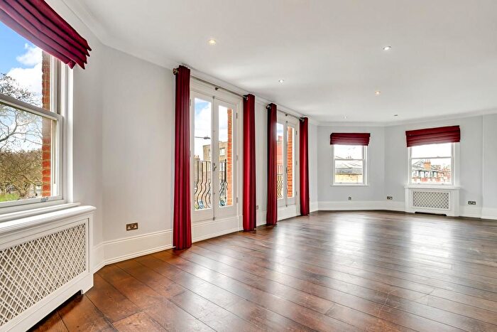 2 Bedroom Flat For Sale In New Kings Road, London, SW6