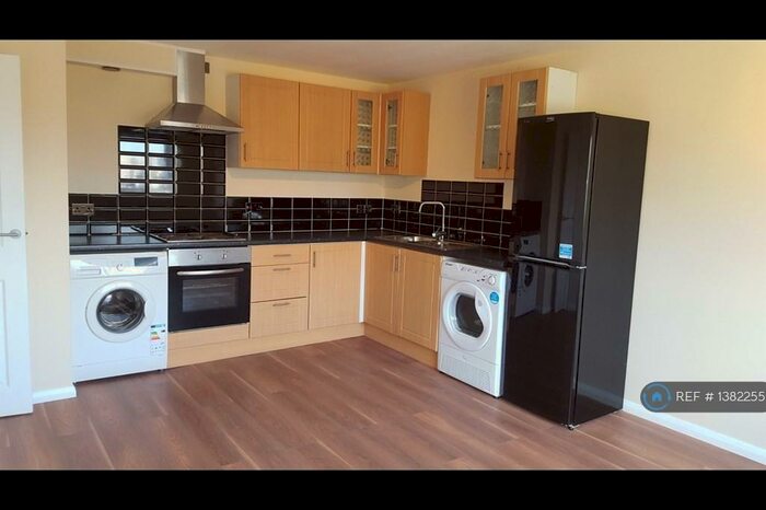 2 Bedroom Flat To Rent In Huntercombe Lane North, Burnham, SL1