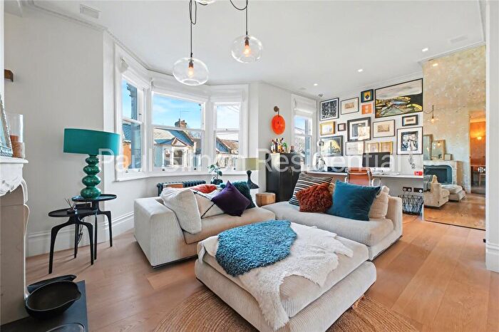 3 Bedroom Apartment For Sale In Cressida Road, Archway, London, N19