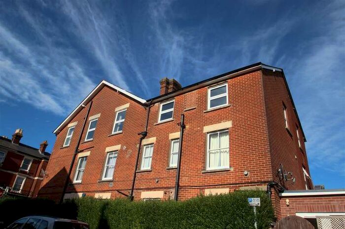 2 Bedroom Flat To Rent In Salisbury - Wyndham Road, SP1