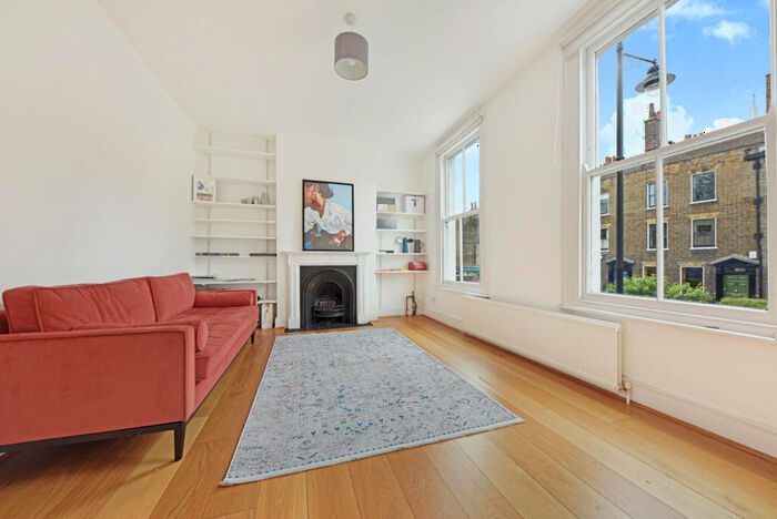 2 Bedroom Flat To Rent In Cross Street, Islington, N1