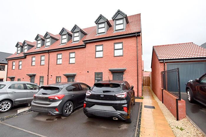 3 Bedroom Town House For Sale In Charnian Way, Shepshed, Loughborough, LE12
