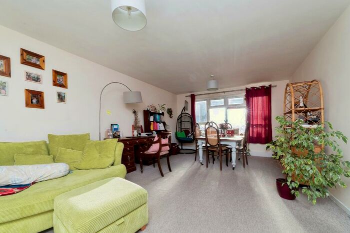 2 Bedroom Flat To Rent In Winsbeach, Walthamstow, London, E17