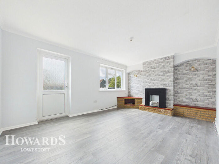3 Bedroom Semi-Detached House For Sale In Spexhall Way, Lowestoft, NR32