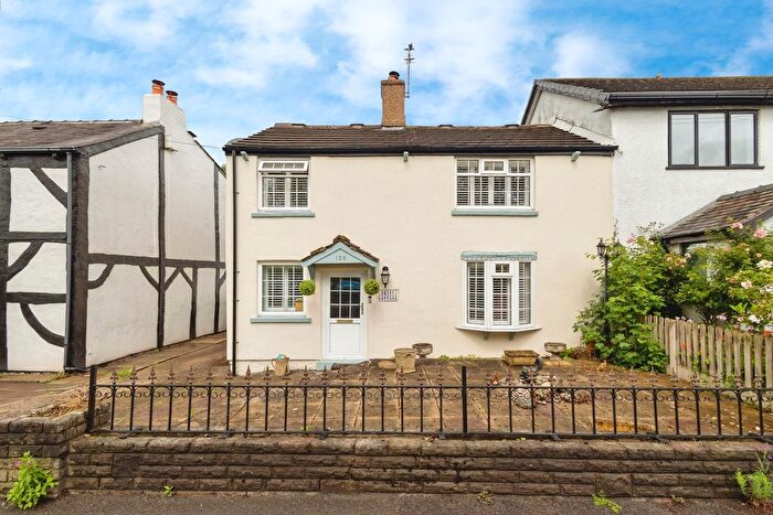 3 Bedroom Semi-Detached House For Sale In Lumb Lane, Droylsden, Manchester, Greater Manchester, M43