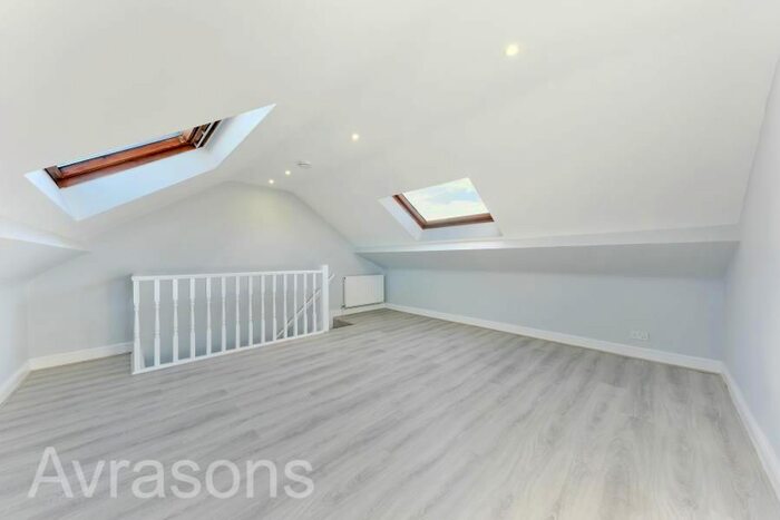 3 Bedroom Flat To Rent In Mayflower Road, London, SW9