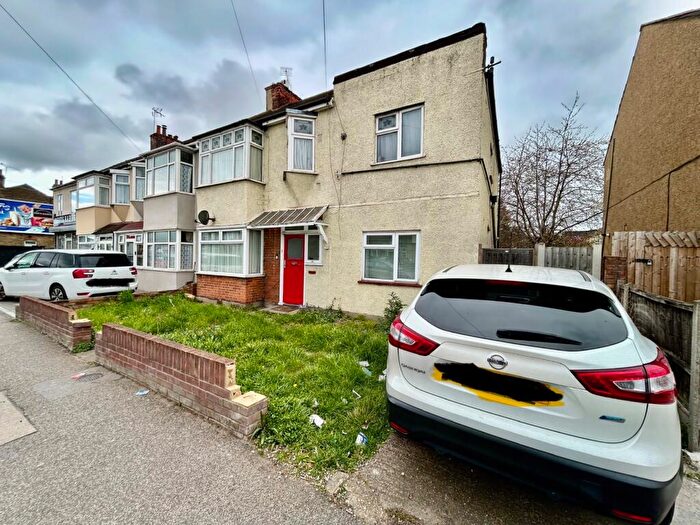 2 Bedroom Flat For Sale In Dagenham Road, Romford, RM7