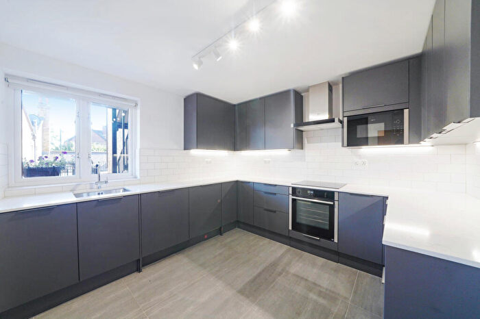 2 Bedroom Flat To Rent In Boatrace Court, Mortlake High Street, SW14