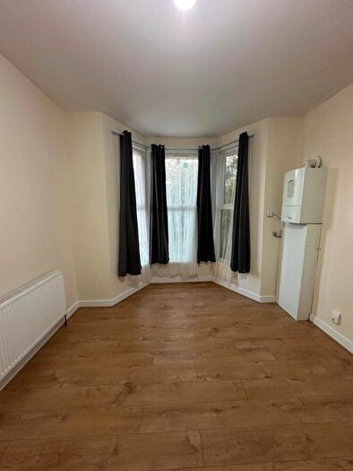 3 Bedroom Flat To Rent In Woodlands, Essex, IG1